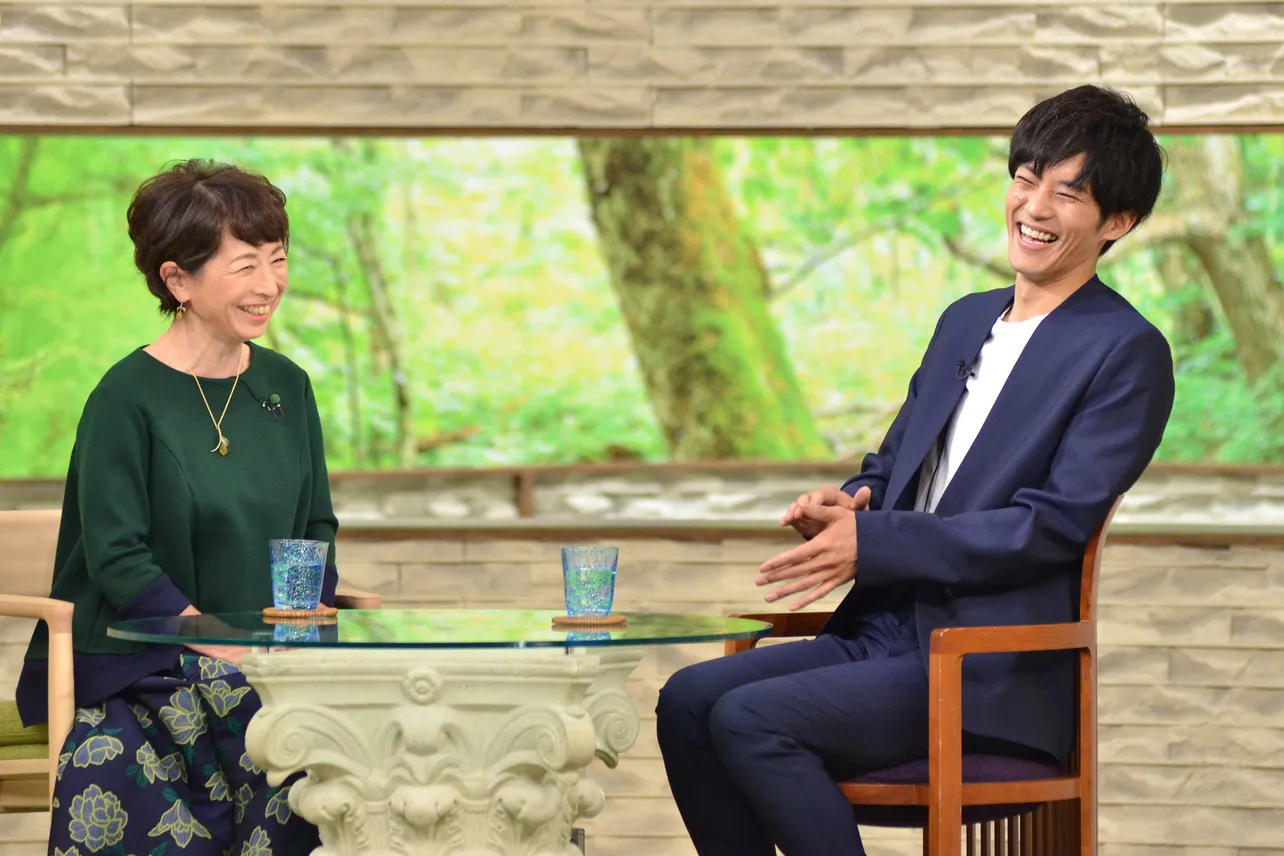 【写真を見る】阿川佐和子との対談に、松坂桃李も笑顔が止まらない！