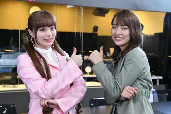 内田理央、きゃりーぱみゅぱみゅと仲良く“いいね”ポーズ！「きゃりーちゃんの歌を歌った」