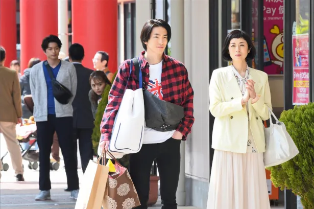 偶然にも母・緋奈子(高岡早紀)と、元アルバイト店員・迫滝(前田公輝)が2人で歩いているところを見てしまう