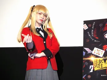 えなこ「前髪の外ハネ具合にこだわった」金髪ツインテの“芽亜里コス”で魅了!