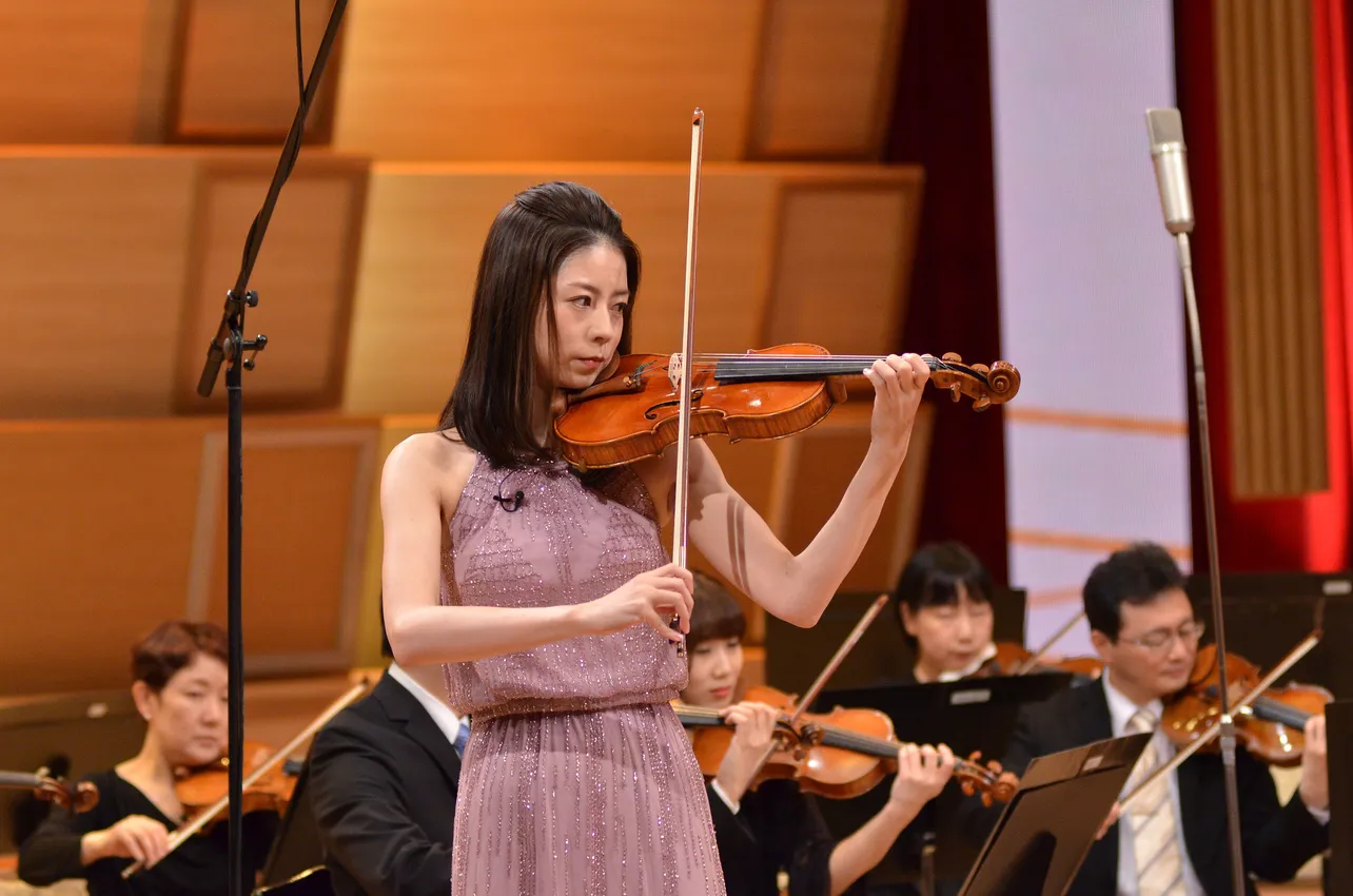黒坂真美は5歳からスパルタ練習を受けていたというヴァイオリンの腕前を披露