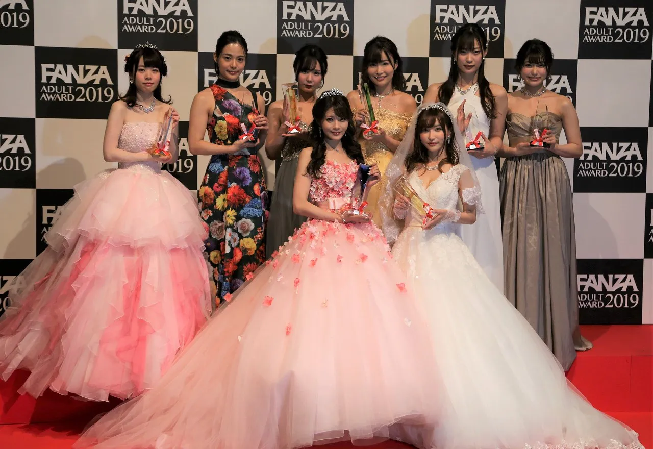 【写真を見る】華やかなドレス姿でトロフィーを手にした8人の女優たち
