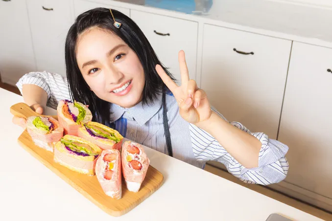 平祐奈が自作サンドイッチを食レポ！