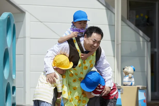 潜入した保育園で一日保育士を体験する玉垣松夫(塚地武雅)