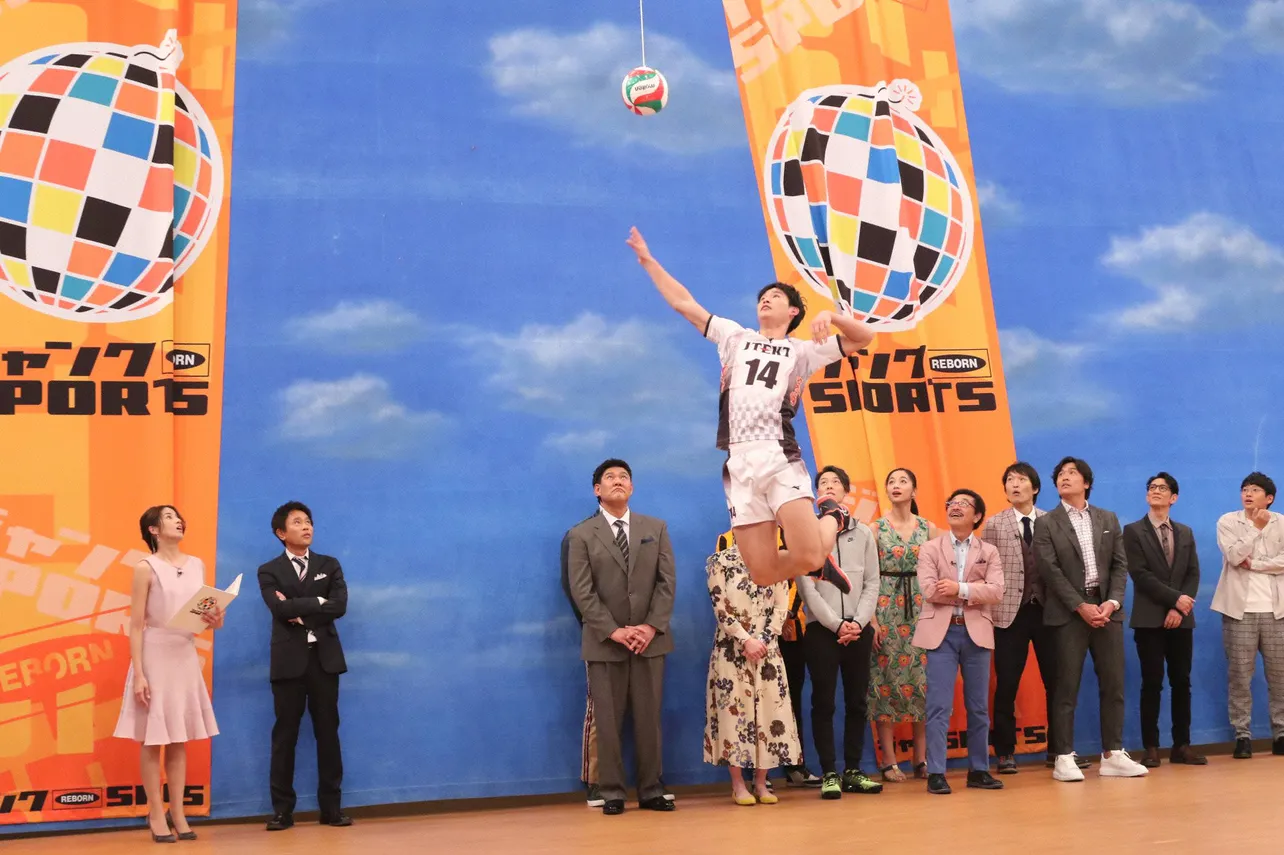 【写真を見る】バレーボール・西田有志選手が“空中で止まる”ジャンプを披露！