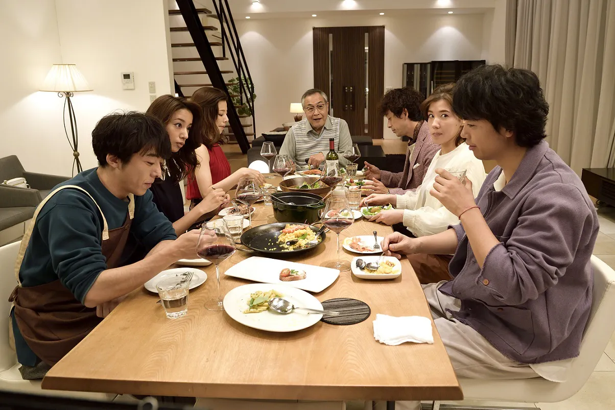 太郎(高橋一生)ら男女6人が初めて一堂に会し、波乱の夕食会がスタート