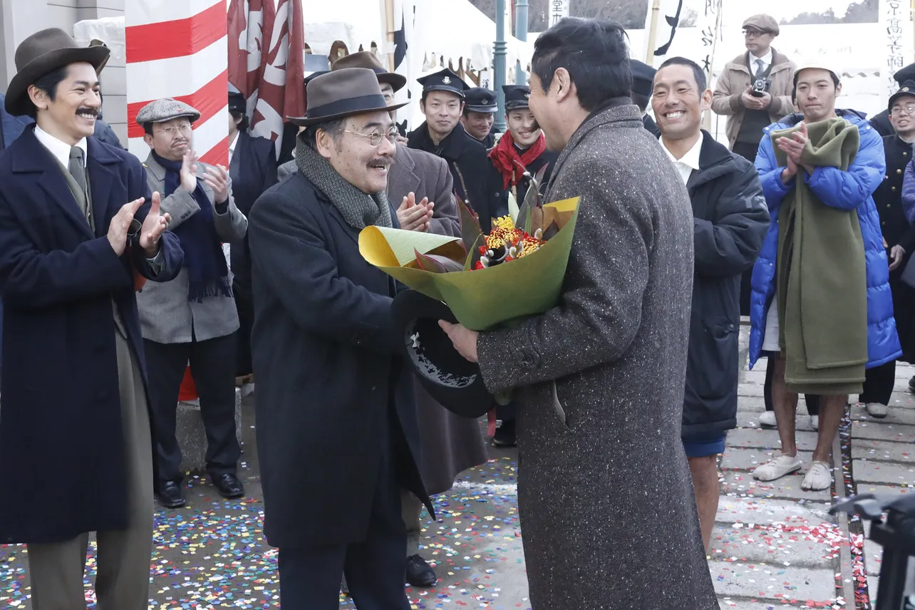 永島敏行に花束を渡す岩松了