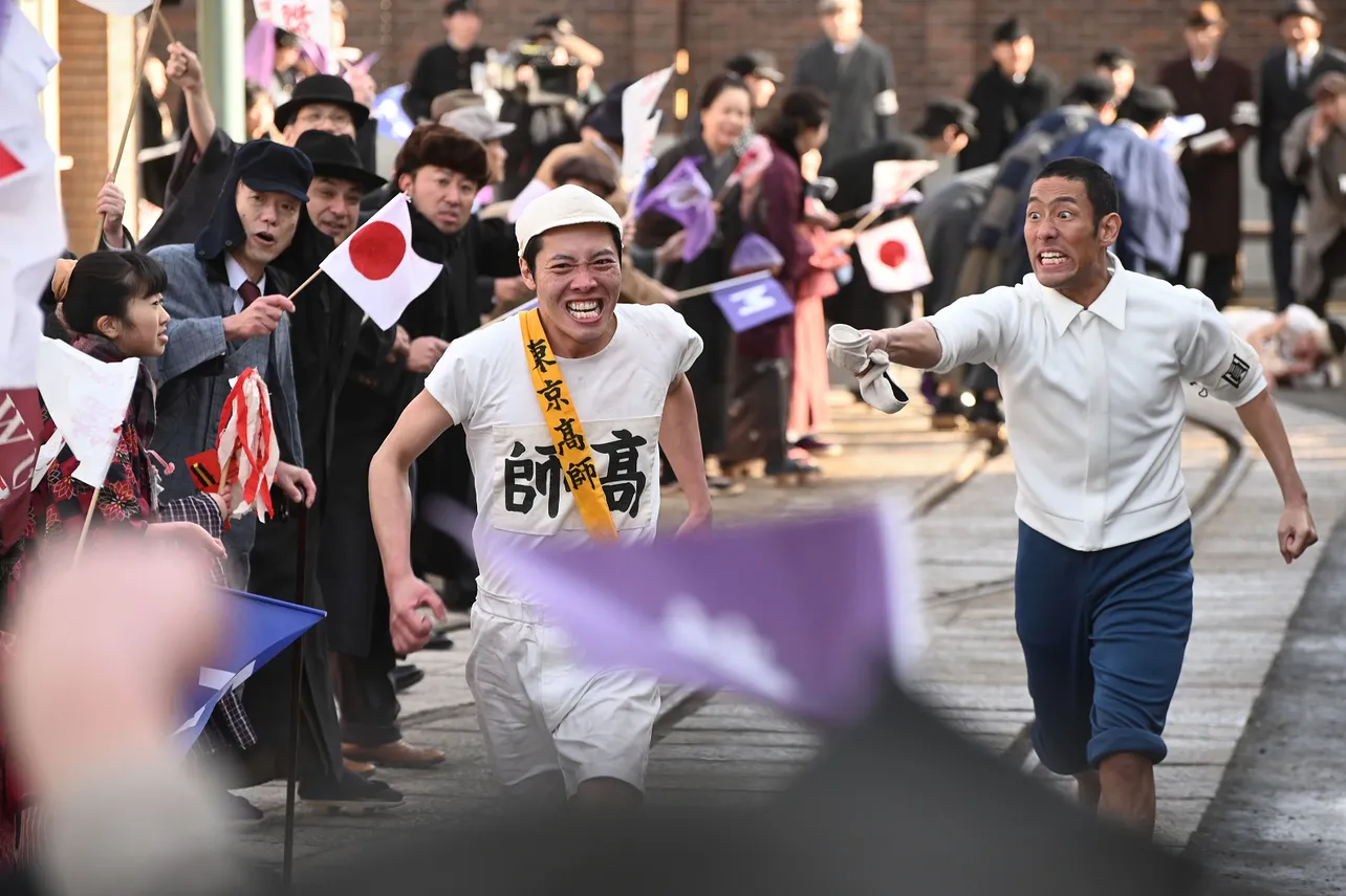 東京高等師範学校の選手を応援する金栗四三(中村勘九郎)