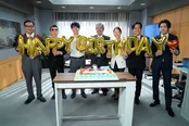 井ノ原快彦の誕生日を、バルーンを持ちながら仲良く笑顔で祝福する“特捜班”の面々