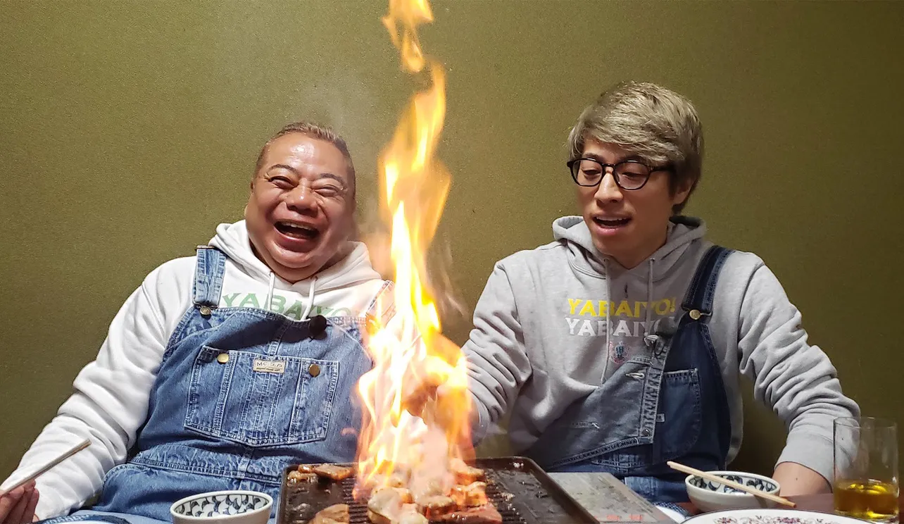 【写真を見る】出川哲朗と田村淳の前に炎が立ち上る！