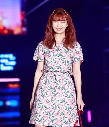 バラエティーとはひと味違う顔!“モデル”藤田ニコルが圧巻のウオーキング<GirlsAward>