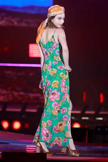 滝沢カレンが美脚を惜しげもなく披露してウオーキング<GirlsAward>