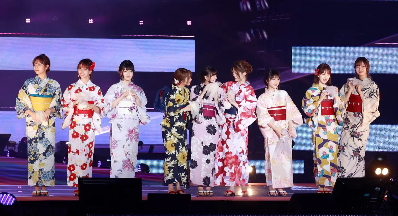 【写真を見る】横一列にズラリと並んだ乃木坂46の美女たち…色とりどりの浴衣姿がキュート！