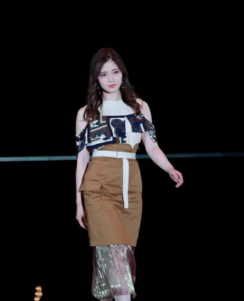 乃木坂46・白石麻衣が“挑戦的な”ほほ笑みで観客の心を撃つ!<GirlsAward>