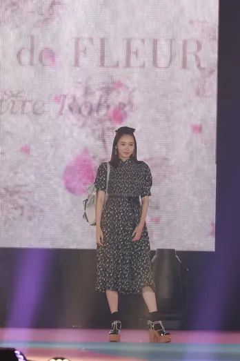 飯豊まりえ、ガーリー衣装&でこ出しヘアで大観衆を笑顔に<GirlsAward>