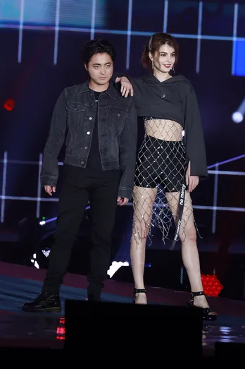 山田孝之＆ムロツヨシがランウェイ共演！　山田は大胆寝そべり…＜GirlsAward＞