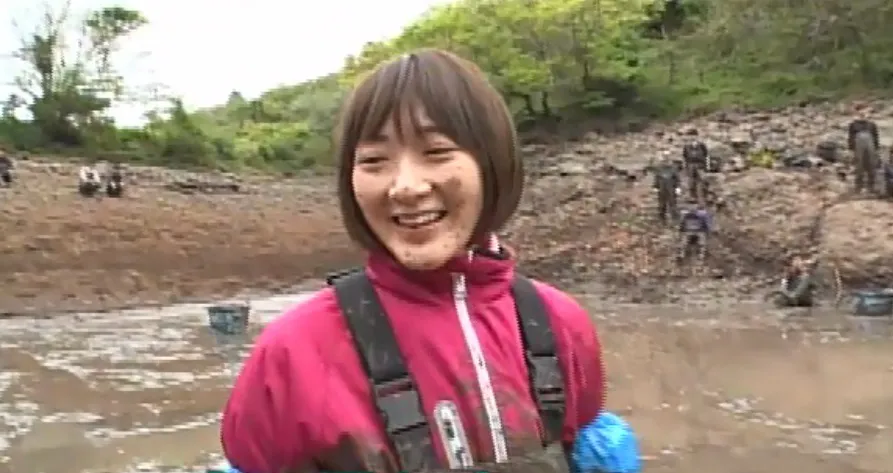 生駒里奈が2018年11月以来となる「緊急SOS！池の水ぜんぶ抜く大作戦」に出演。島根の離島の池でヘドロのドロパック状態に