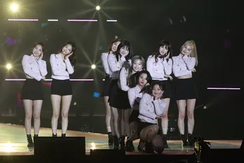 TWICE、まぶしい美脚全開で極上のパフォーマンス！ 3万3300人を熱狂の渦に＜GirlsAward＞