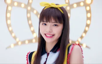 あのセンターの子は誰!? “レジクリ”CM美女が「めっちゃかわいい」「脚キレイすぎ!!」と話題