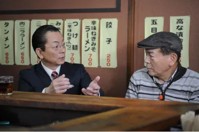 【写真】水谷行きつけの中華料理店にて語り合う2人