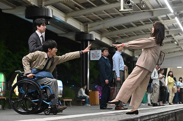【写真を見る】つぐみ(山本美月)、駅のホームから線路へ転落…！樹(松坂桃李)は車いすから手を伸ばすが届かず…
