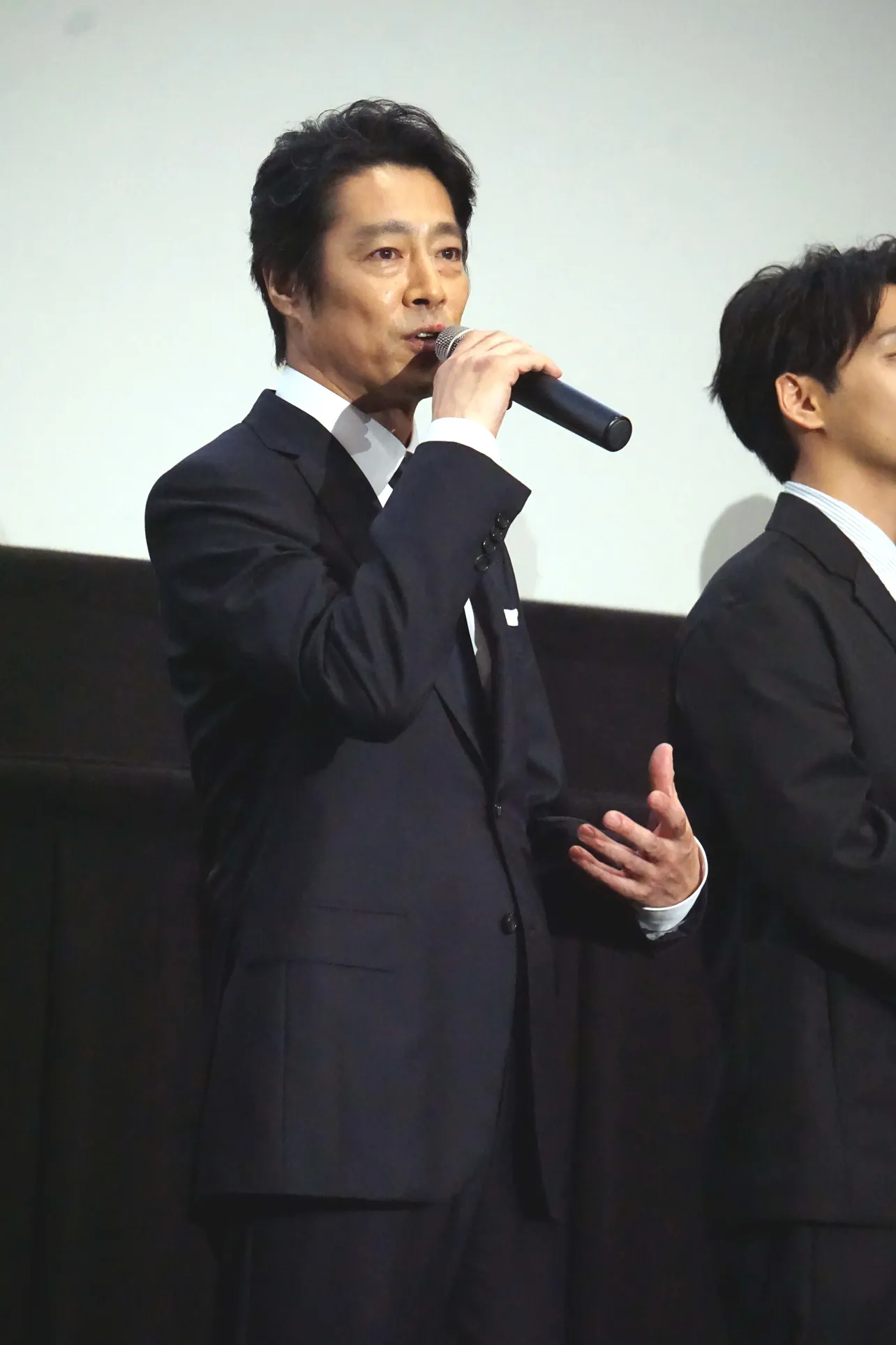 「去年の暑い夏、たくさんのスタッフとたくさんの共演者で作り上げた映画です」とアピール