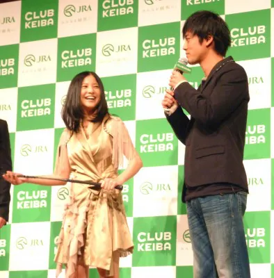 【写真】桐谷健太の二の腕をムチでたたき、そのリアクションに笑顔を見せる吉高由里子
