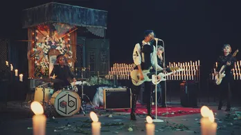 女王蜂が“貞子”と共演! 映画主題歌「聖戦」のMV公開