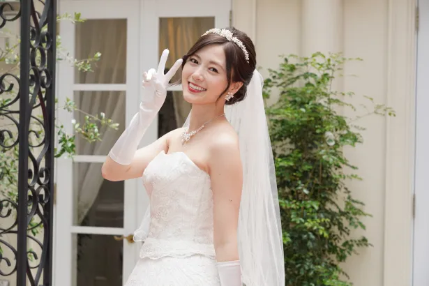 【写真を見る】ウエディングドレス姿でピースをする白石麻衣、おちゃめな笑顔が可愛い…！
