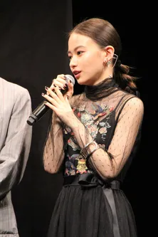 山本舞香、大胆シースルー姿で魅了！ 坂口健太郎は「甘えられるお兄ちゃん」