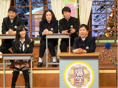 出演するAKB48・指原莉乃、爆笑問題・田中裕二（写真前列左から）と武田修宏、ピース（写真後列左から）