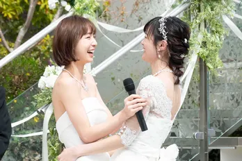 篠田麻里子がウエディングドレス姿を披露!大政絢とのベッドシーン秘話も