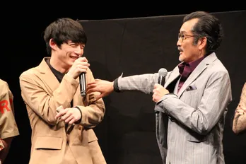 坂口健太郎、 筋トレに熱中！ “父”吉田鋼太郎に胸板もまれ「筋肉は裏切らない」