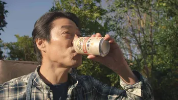 堤真一&石田ゆり子らがビールを味わい至福の表情に