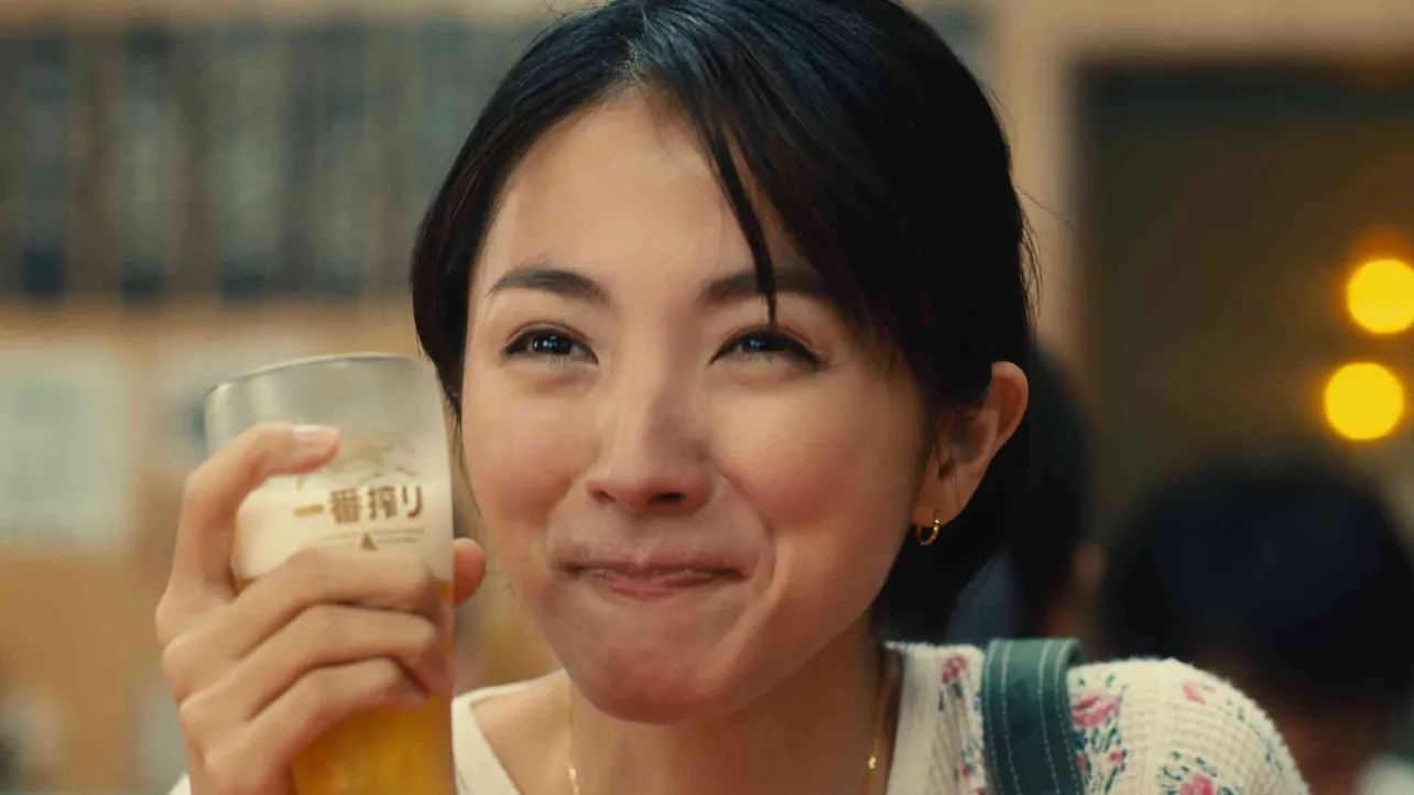 新・一番搾りTVCMに出演する満島ひかり(5)。ビールを満喫して笑顔に