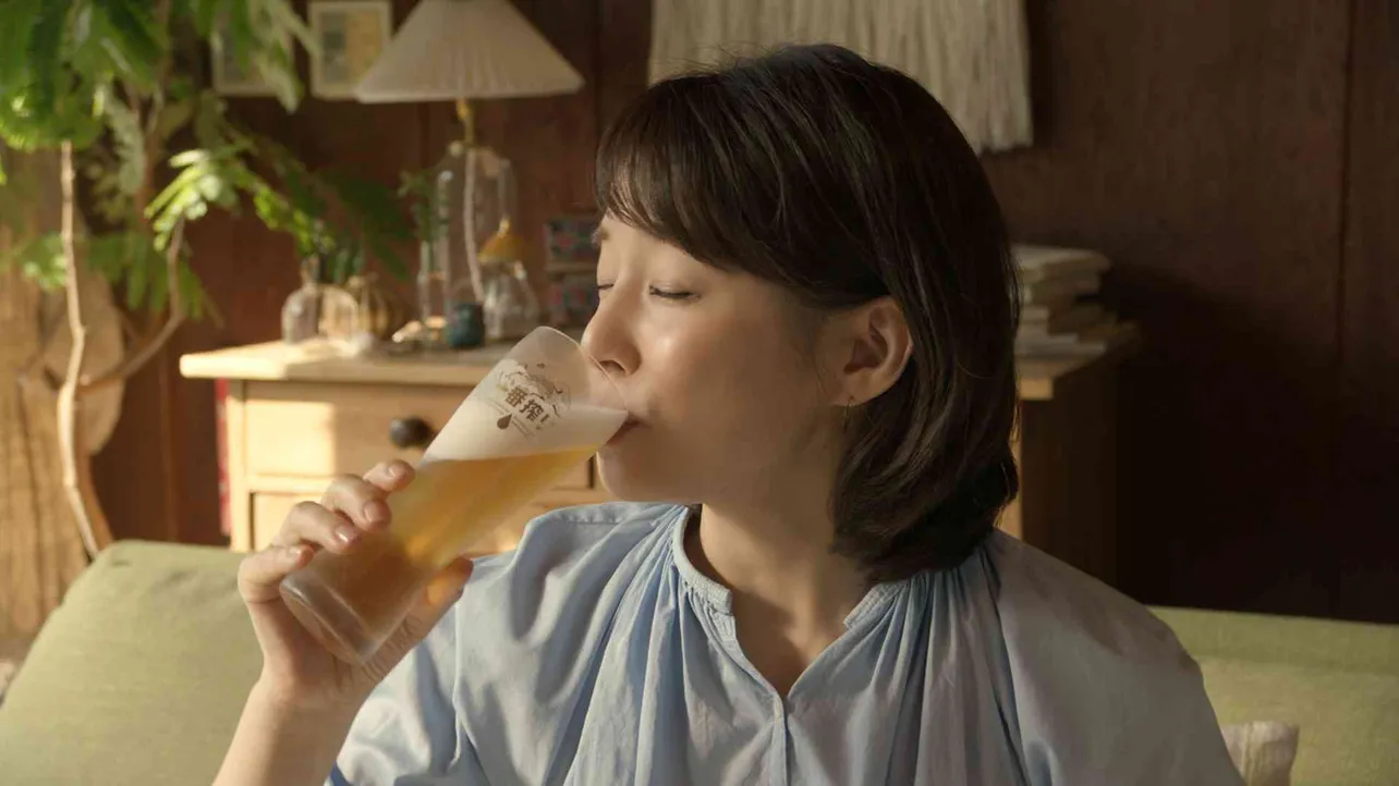 新・一番搾りTVCMに出演する石田ゆり子(4)。おいしいおつまみと共にビールを飲む