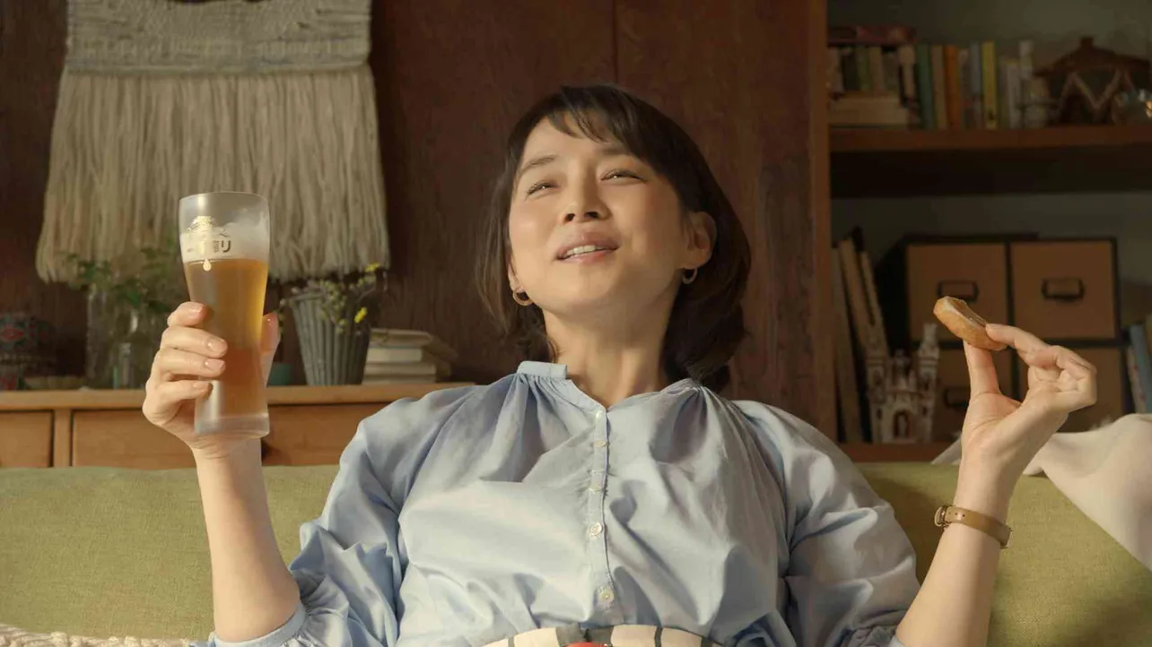 新・一番搾りTVCMに出演する石田ゆり子(6)。ビールとおつまみに満足そうな表情