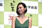「お～いお茶」会見に登壇した中谷美紀