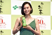 「お～いお茶」会見に登壇した中谷美紀