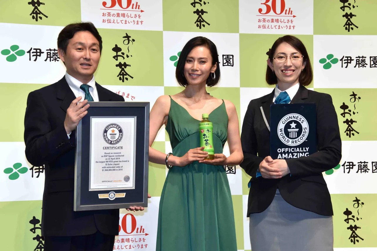 【写真を見る】ギネス世界記録の公式認定証を前に笑顔の中谷美紀　ほか会見ショット集