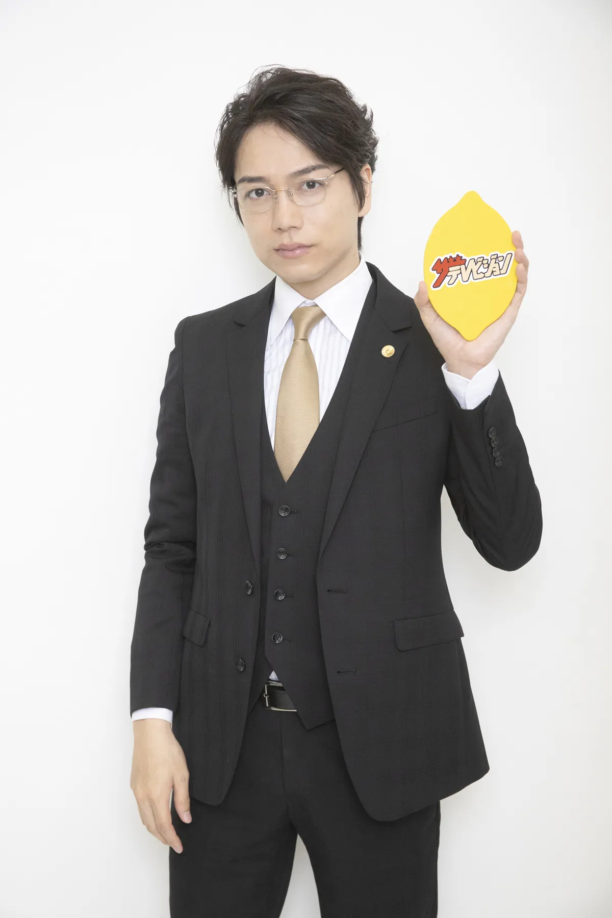 【写真を見る】スーツにメガネ姿、クールでさわやかな印象の山崎育三郎が、重要な裁判シーンを熱演！