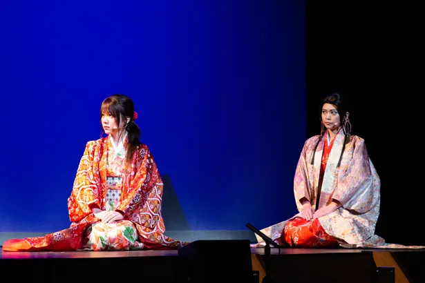お市(田中れいな)の娘を演じた元AKB48・前田亜美(右)との母娘ショット。茶々の着物は、前作までお市が着ていた着物を譲り受けたもの