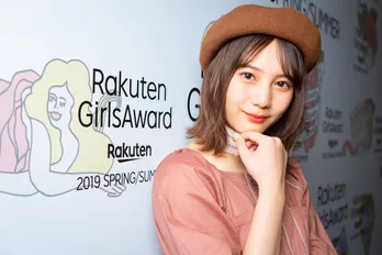 小坂菜緒(日向坂46)、ランウェイトップの“投げキッス”は「春夏のコレクションですし(笑)」＜Interview＞