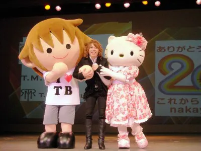 【写真】西川のキャラクター“タボくん”（写真左）とハローキティ（同右）に挟まれる西川貴教。ステージ共演は9月のイナズマロックフェス以来