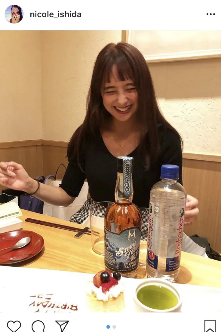 【写真を見る】お酒を飲んで、上機嫌に笑う石田ニコル