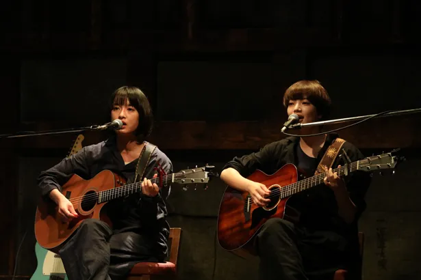 映画「さよならくちびる」から、小松菜奈と門脇麦が主題歌「さよならくちびる」を歌うライブシーンが初公開された