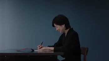 吉永小百合、歌を口ずさみながら一文字一文字丁寧に手紙を書く