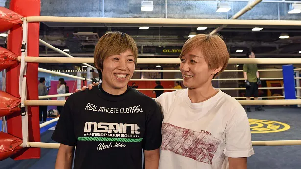 「RIZIN.16」に出場する浜崎朱加選手(写真左)に、藤井惠がスペシャルインタビュー