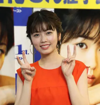 小芝風花、セーラー服×ツインテ&Wピース姿に称賛殺到「まだまだイケる」「めっさ似合う!!」