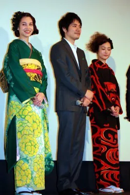 映画「ノルウェイの森」の初日舞台あいさつに出席した水原希子、松山ケンイチ、菊地凛子（写真左から）